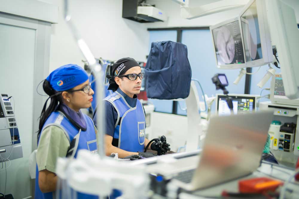 Gastroenterologos realizando endoscopía digestiva en sala de procedimiento IECED