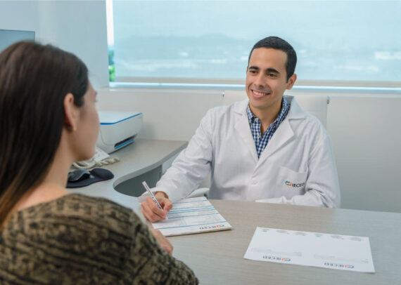 Gastroenterólogo atendiendo a paciente en consulta médica Guayaquil