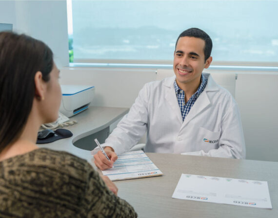 Gastroenterólogo atendiendo a paciente en consulta médica Guayaquil