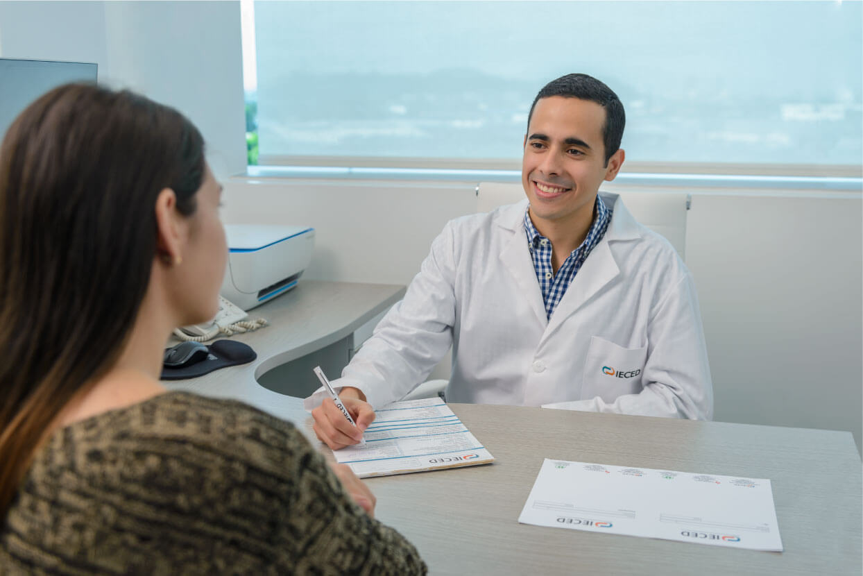 Gastroenterólogo atendiendo a paciente en consulta médica Guayaquil