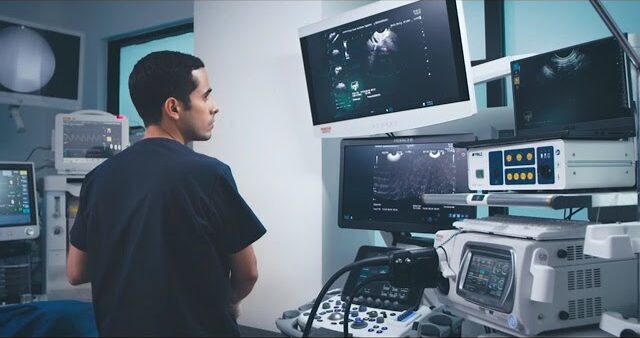 Doctor Juan Manuel Alcívar realizando procedimiento endoscópico